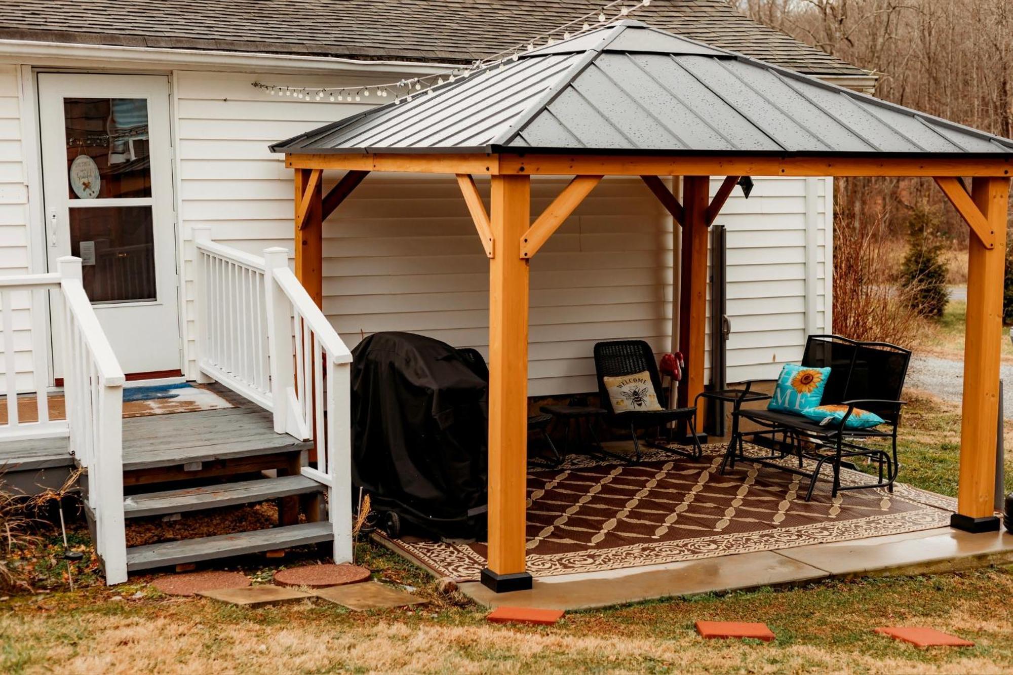 Giggling Creek Cottage - Bedjet! King Sized! Gazebo, 45 Acres, Arcades, Nintendo, More Henry Exterior photo